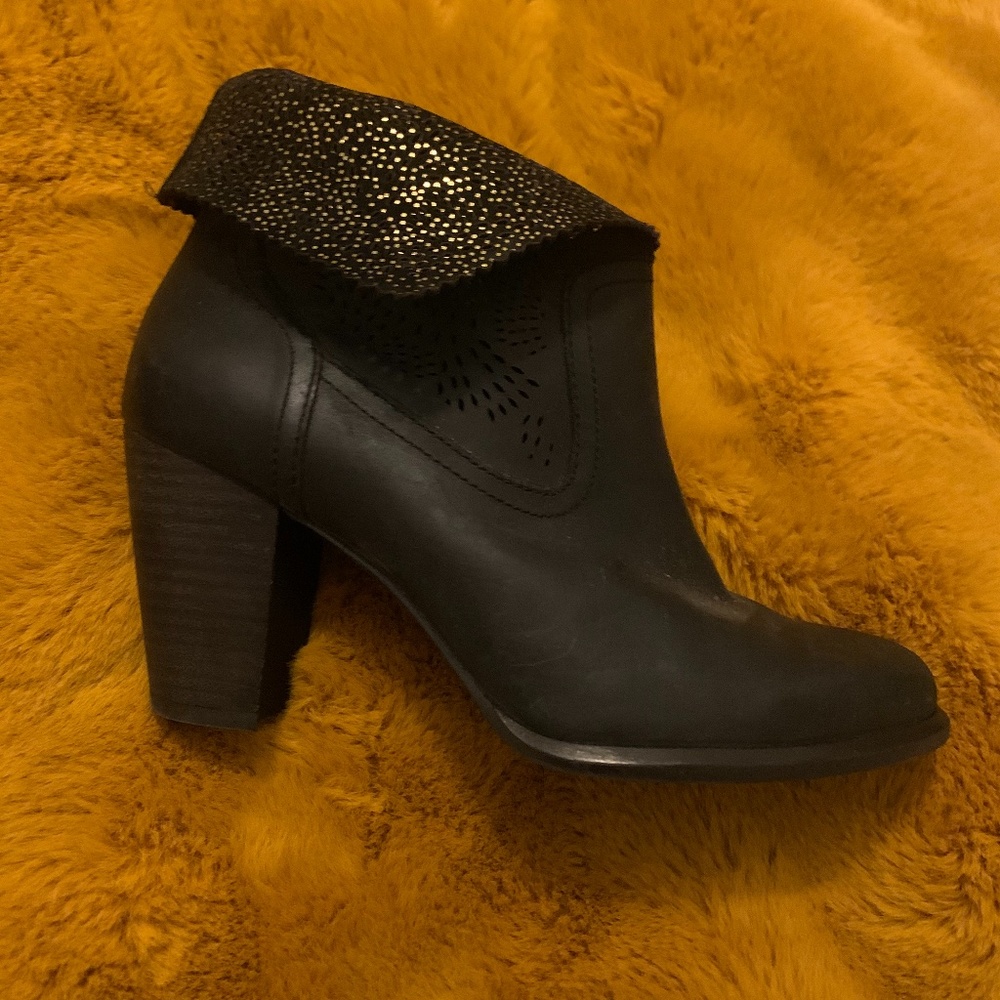 Ugg Thames Perforated Seaweed Ankle Bootie boot Black and Gold